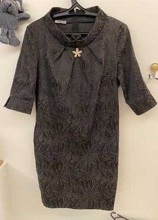 Черное жаккардовое мини платье платье с брошью3 фото