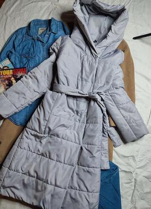 Куртка дутик длинная серая с поясом с карманами с капюшоном дутая теплая пуховик4 фото