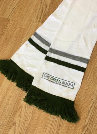 Белый шарф с зелёной бахромой и надписью4 фото