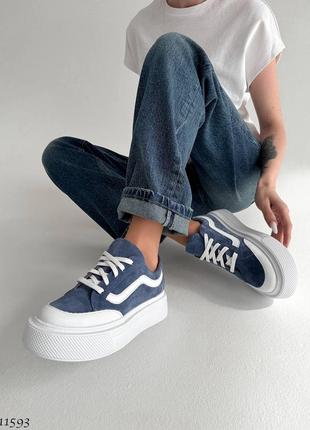 Натуральные замшевые кеды - кроссовки цвета джинс на высокой белой подошве10 фото
