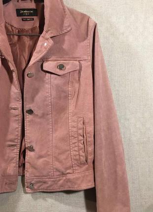 Короткая замшевая куртка розового цвета1 фото