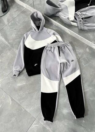 Костюм nike: худи-брюки
2 пары носков в подарок!