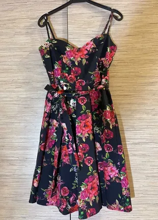 Платье в цветочный принт в винтажном стиле