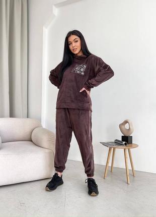 Велюровый женский костюм батал свитшот со стразами и штаны с высокой посадкой с лампасами