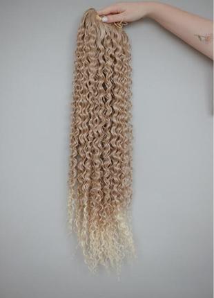 Кудрявый длинный хвост пепельный блонд на затяжке светлые кончики2 фото