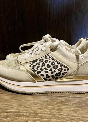 Кросівки жіночі з трендовим принтом