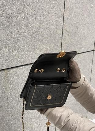 Женская сумочка кросс-боди на цепочке черная из экокожи на одно отделение с золотой фурнитурой2 фото