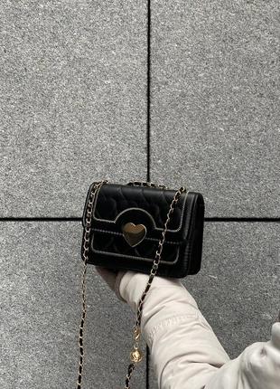 Женская сумочка кросс-боди на цепочке черная из экокожи на одно отделение с золотой фурнитурой3 фото