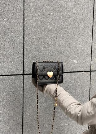 Женская сумочка кросс-боди на цепочке черная из экокожи на одно отделение с золотой фурнитурой7 фото