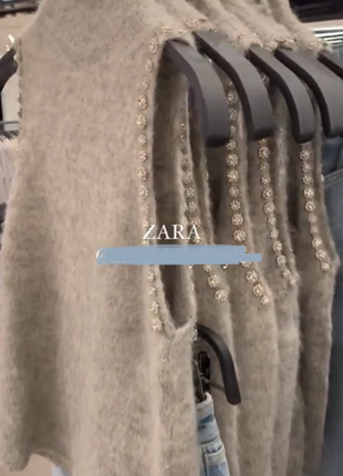 Теплая безрукавка zara со стразами9 фото