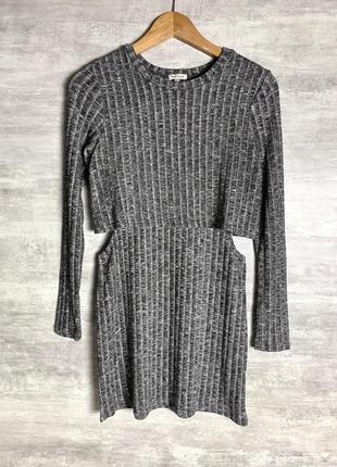 Трикотажне сіра сукня з вирізом на талії. трикотажна сіра міні сукня