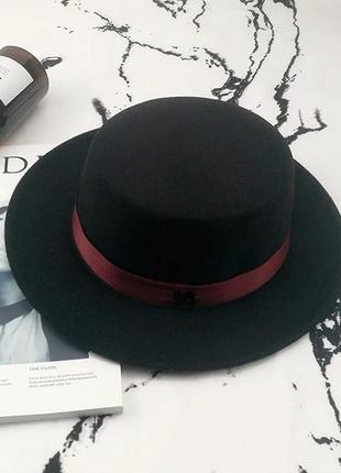 Шляпа женская фетровая канотье в стиле maison michel черная с красной лентой1 фото
