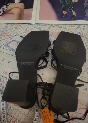 Босоножки на каблуке с завязками с квадратным носком8 фото