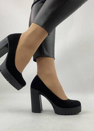 Чорні туфлі на підборах замша