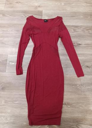 Эффективное красное платье футляр с разрезами1 фото
