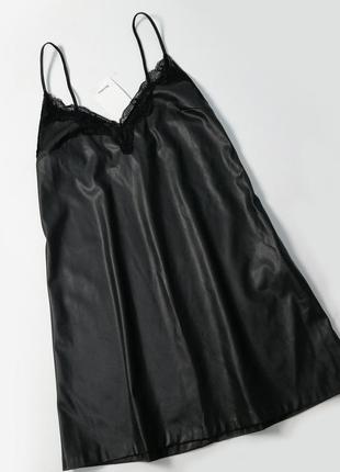 Черное платье-комбинация из искусственной кожи с кружевной отделкой bershka2 фото