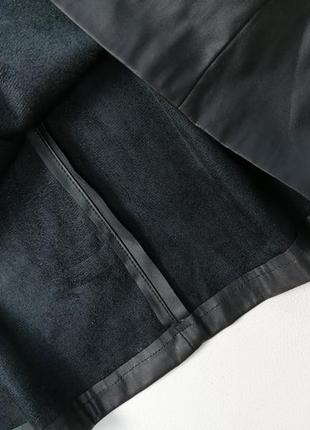 Черное платье-комбинация из искусственной кожи с кружевной отделкой bershka10 фото
