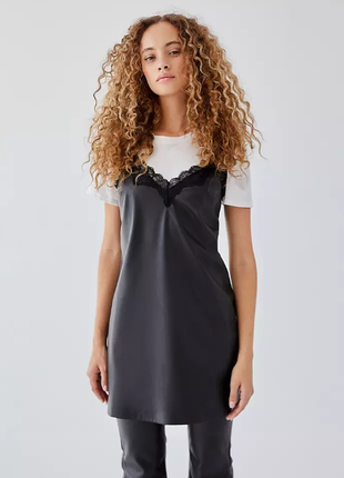Черное платье-комбинация из искусственной кожи с кружевной отделкой bershka3 фото