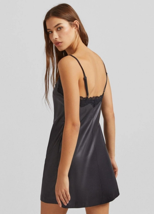 Черное платье-комбинация из искусственной кожи с кружевной отделкой bershka4 фото