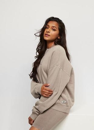 Стильный свитшот из плотного и плотного хлопка reebok classics. новый с этикетками оригинал