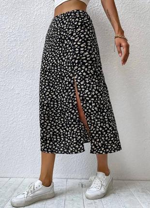 Стильная женская легкая юбка-миди с разрезом в цветочный принт