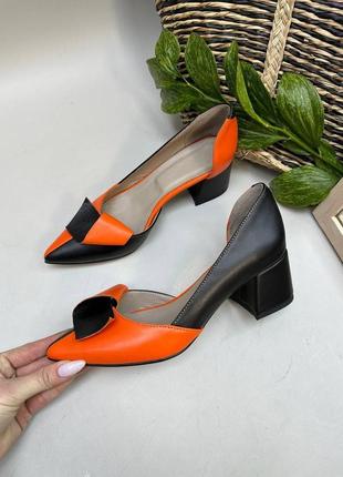 Черные с оранжевым оранжевым туфли лодочки на удобном каблуке3 фото