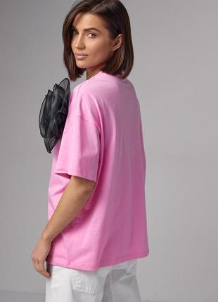 Женская трикотажная футболка с объемным цветком2 фото
