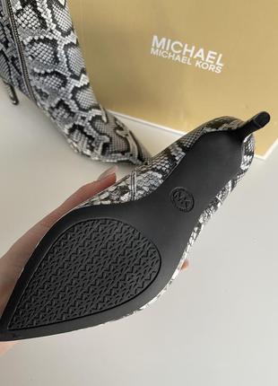 Ботильйони michael kors alina flex snake embossed leather ankle boot3 фото