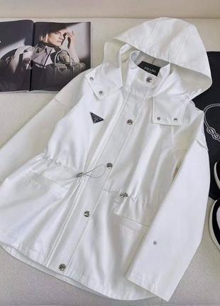 Белая куртка-парка бренда prada