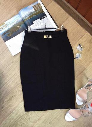 Плотная классическая юбка с завышенной талией bovona и золотой пряжкой3 фото