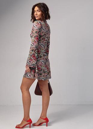 Короткое платье расширенного фасона с орнаментом4 фото