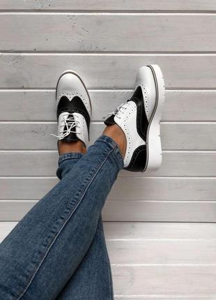 Черно-белые оксфорды via studio из натуральной кожи