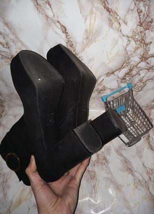 Черные ботинки на высоком каблуке9 фото