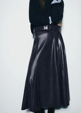Крутая стильная многослойная юбка миди с экокожи от zara. цвет и качество -бомба.3 фото