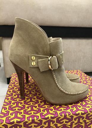 Замшевые ботинки песочного цвета tory burch