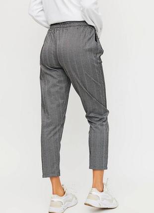 Плотные осенние брюки-дудочки из слабо тянущейся ткани с карманами2 фото