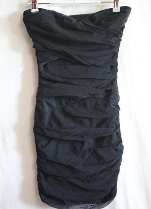 Черное платье-футляр без бретелей с драпировкой