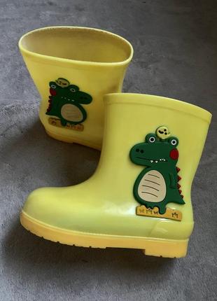 Резиновые сапоги с объёмной аппликацией динозавра 🦖 желтые (унисекс) англия