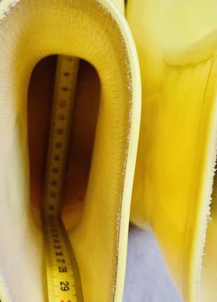 Резиновые сапоги с объёмной аппликацией динозавра 🦖 желтые (унисекс) англия5 фото