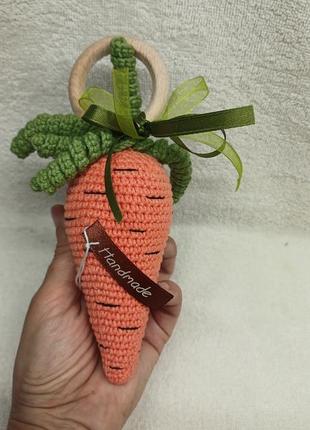 Погремушка  морковка ручной  работы5 фото