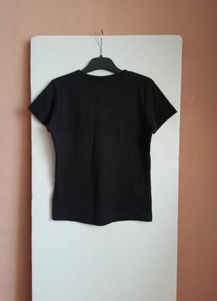 Чорна футболка з металевим декором5 фото