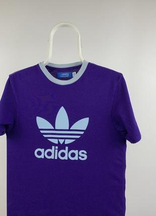 Оригинальная женская фиолетовая футболка adidas с большим логотипом2 фото