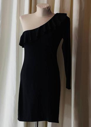 Шикарное черное вечернее платье с открытым плечом
