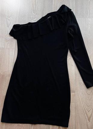 Шикарное черное вечернее платье с открытым плечом3 фото