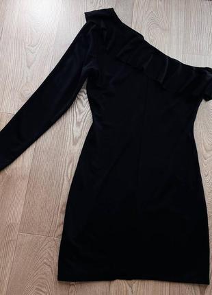 Шикарное черное вечернее платье с открытым плечом4 фото