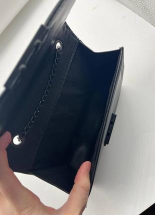 Женская классическая сумочка через плечо кросс-боди на цепочке с заклепками черная5 фото