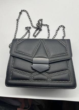 Женская классическая сумочка через плечо кросс-боди на цепочке с заклепками черная4 фото