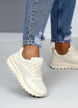 Женские кроссовки