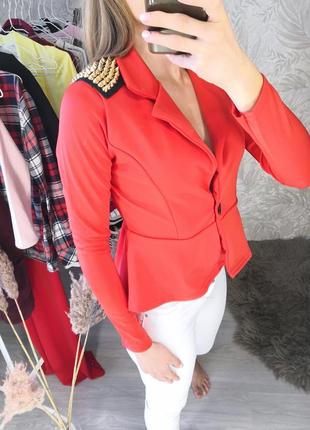 Стильный красный пиджак с шипами и удлиненной спинкой
