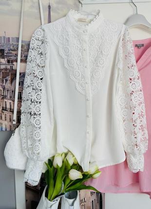 Белая блузка с ажурными кружевными вставками1 фото